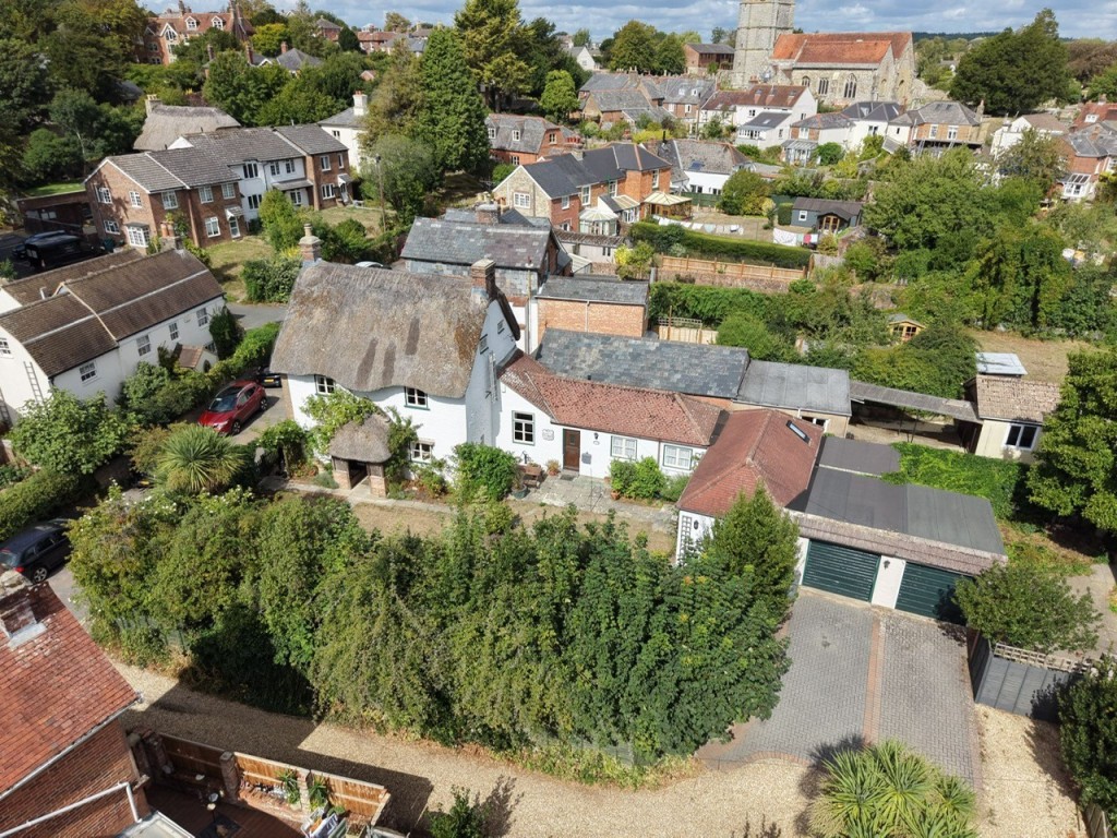 Lot: 108 - CHARMING COTTAGE WITH SELF-CONTAINED ANNEXE, GARDENS AND GARAGE - Drone View